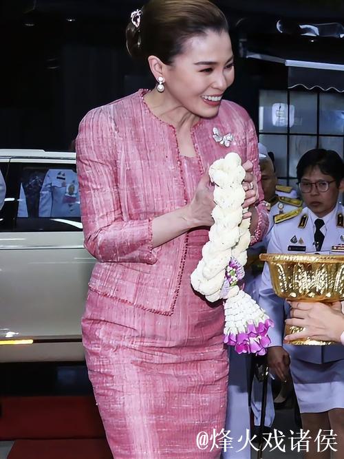 素颜自信！47岁苏提达出海称重，32岁欧拉盛装颁奖